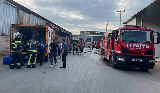 Denizli'de kırpıntı deposunda çıkan yangın yoğun müdahaleyle kontrol altına alındı
