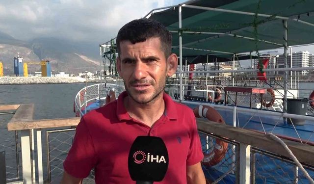 Deprem sonrası teknesini bağlayacak yer dahi bulamayan kaptan, şimdi İskenderun'da vatandaşları denizle buluşturuyor
