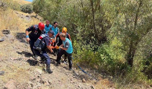 Dere yatağına düşen vatandaş kurtarıldı