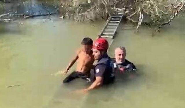 Derede mahsur kalan çocuğu itfaiye ekipleri kurtardı
