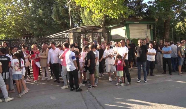 Dilek Özer Ortaokulu velileri okul önünde toplandı: 'Çocuklarımız güvende olsun'