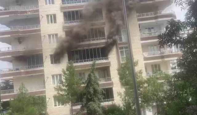 Diyarbakır'da korkutan yangın: Mahsur kalan çocuklar itfaiye merdiveni ile kurtarıldı