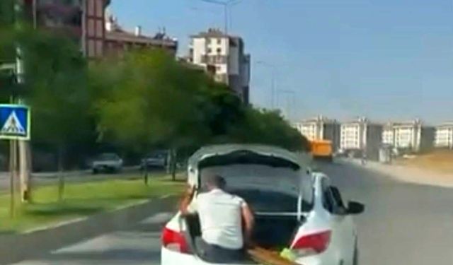 Diyarbakır'da tehlikeli yolculuklar kamerada: Biri bagaj girdi, diğeri bagaj kapısında oturup ilerledi