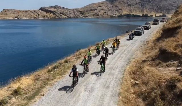 Doğaseverler Van Gölü'nün saklı cennetine pedal çevirdi