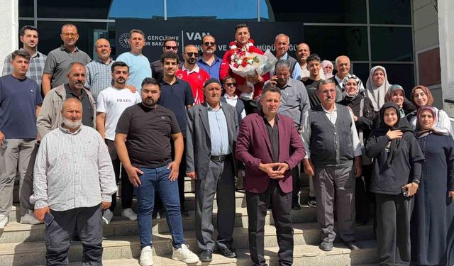 Dünya şampiyonu Furkan Bilici davul zurnayla karşılandı
