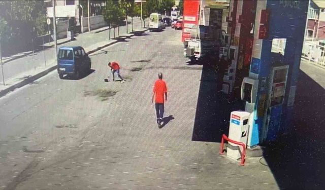 Düşürdüğü çantasına kavuşan yaşlı kadın polislere para verip çay ikram etmek istedi