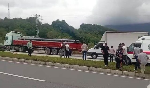 Düzce'de ambulans tıra arkadan çarptı 1 kişi yaralı