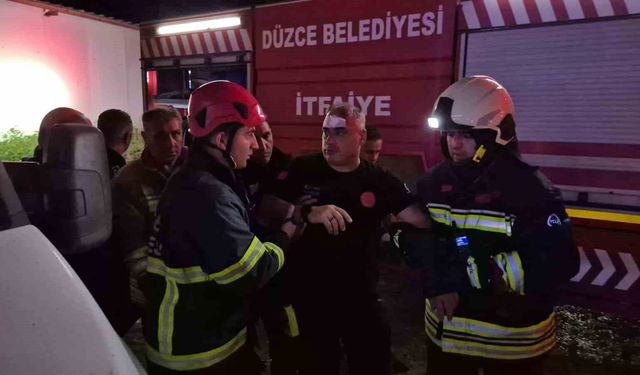 Düzce'de fabrikadaki yangında üzerine çatı düşen itfaiyeci yaralandı