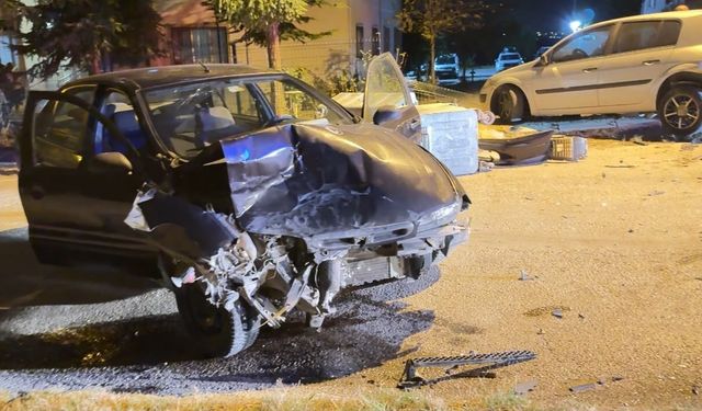 Edirne'de otomobil park halindeki araca ve çöp konteynerlerine çarptı
