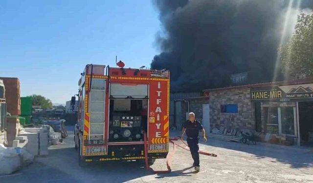 Edremit Yolören'de korkutan yangın: 5 iş yeri zarar gördü