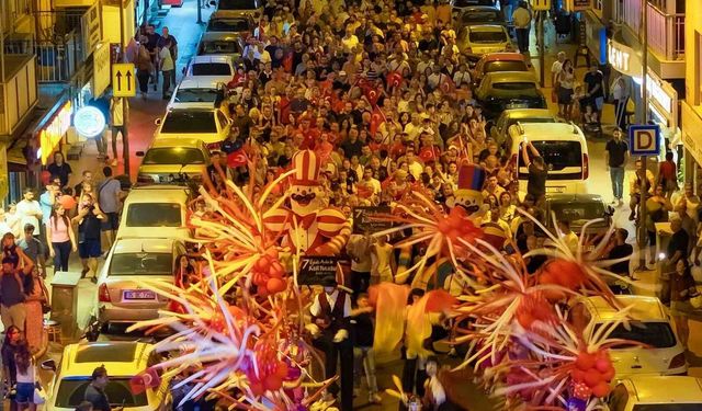 Efeler'de binlerce kişi fener alayında buluştu