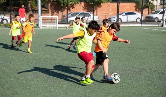 Efeler'de çocuklar için futbol kursu kayıtları başladı