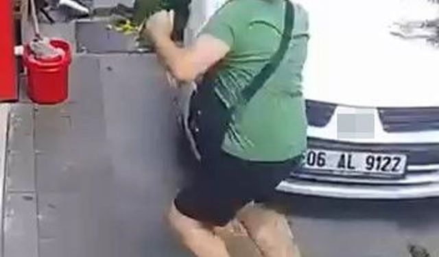 El freni çekilmeyen otomobil kaldırıma çıktı, yaya ezilmekten son anda kurtuldu