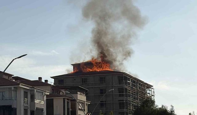 Elazığ'da çatı yangını paniğe neden oldu