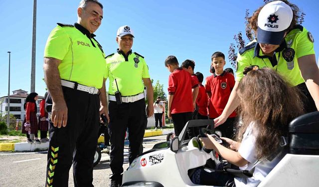 Elazığ'da çocuklar trafik kurallarını eğlenerek öğrendi