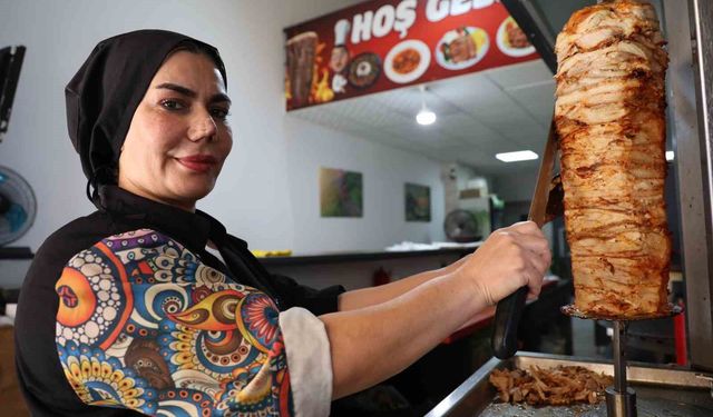 Elazığ'da iki çocuk annesi kadın girişimci, döner tezgahının başına geçti