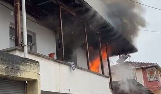 Erbaa'da iki katlı evde çıkan yangında ev kullanılamaz hale geldi