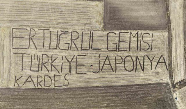 Ertuğrul Fırkateyni'nin 136. yılında tarlaya traktörle dostluk mesajı yazdı