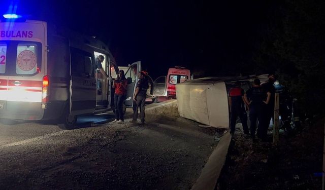 Erzincan'da bal yüklü minibüs devrildi: 3 yaralı