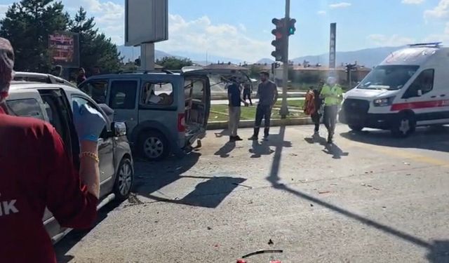 Erzincan'da iki otomobilin çarpıştığı kazada 4 kişi yaralandı