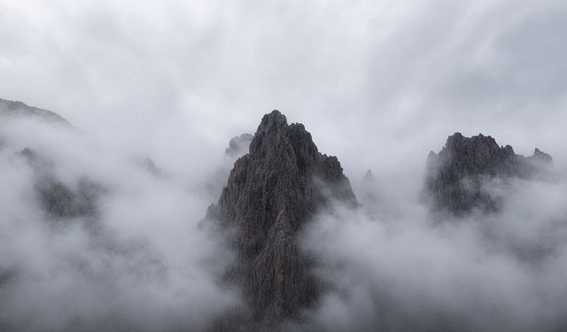 Erzincan'da sis bulutları doğayı masalsı görünüme bürüdü