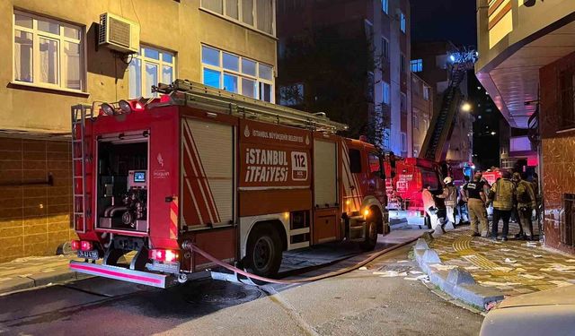Esenler'de 4 katlı boş binanın çatısında yangın