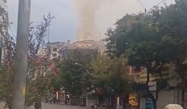 Eskişehir'de giyim mağazasının çatısında yangın çıktı
