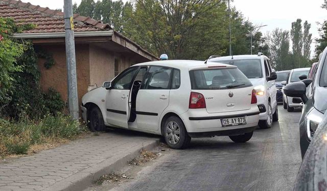 Eskişehir'de kontrolden çıkan otomobil duvara çarptı