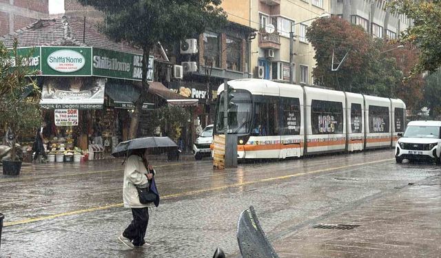 Eskişehir'de meteoroloji uyarı yaptı, sağanak yağış başladı