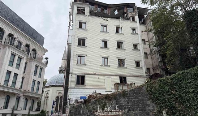 Fatih'te boşaltılan otelin üst katı kısmen çöktü: 5 araç hasar gördü, bölge yaya ve araç trafiğine kapatıldı