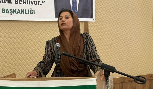 Fistan giyip kürsüye çıkan kadın çiftçi, kadınların yaşadığı sıkıntıları anlattı