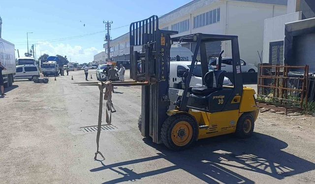 Forkliftin vinç demirine başını çarpan motosiklet sürücüsü kaldırıldığı hastanede öldü