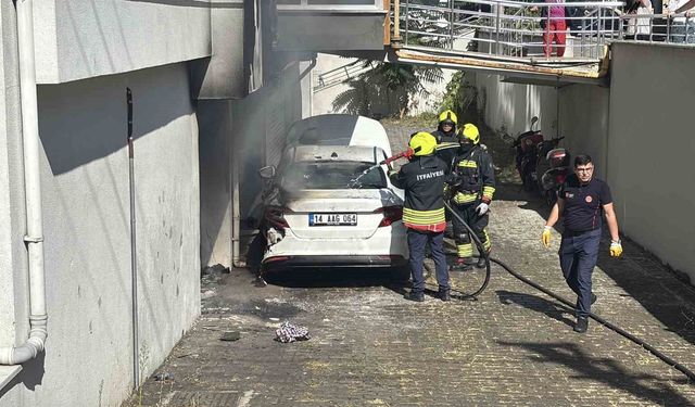 Garajda hava kompresörü yangın çıkarttı, otomobil ve apartman hasar aldı: 3 kişi dumandan etkilendi
