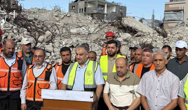 Gazze'de 6 katlı binanın enkazındaki 150 cenaze için 'tek' iş makinesiyle arama başlatıldı