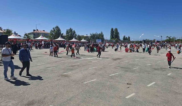 Gazzeli çocuklar için uçurtmalar gökyüzüyle buluştu