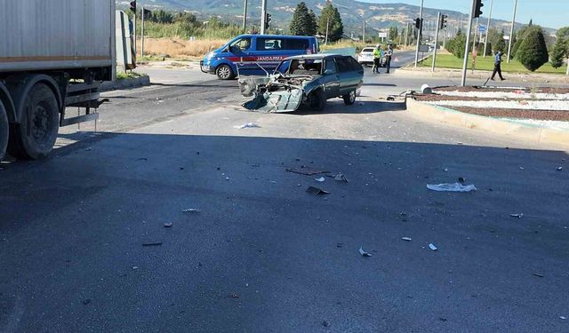 Gediz'de tır ile otomobilin karıştığı trafik kazasında 2 kişi yaralandı
