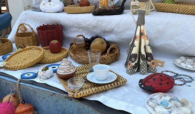 Geri dönüşüm kağıtlarını sanata çeviriyor