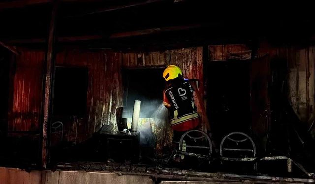 Gönen'de deniz kenarındaki barakada gece yangını