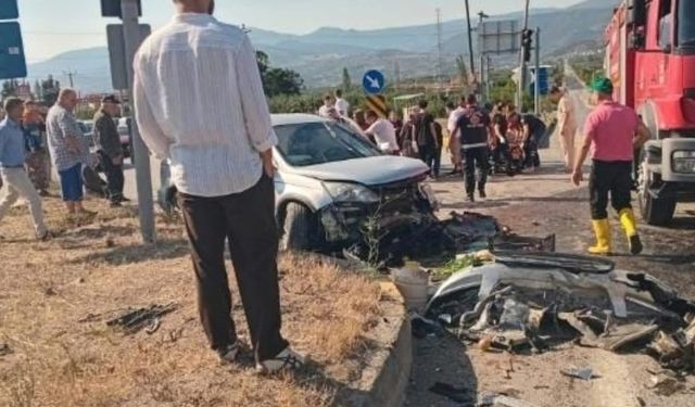 Hafif ticari araç ile SUV kafa kafaya çarpıştı: 6 yaralı