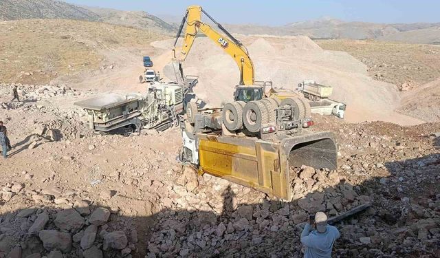 Hafriyat kamyonu devrildi: Sürücü yaralandı