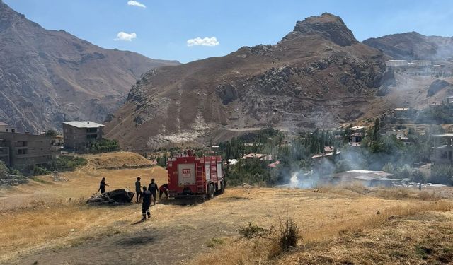 Hakkari'de anız yangını büyümeden kontrol altına alındı