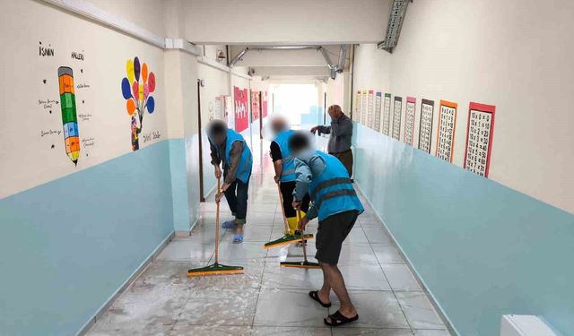 Hakkari'de denetimli serbestlik yükümlüleri camileri ve okulları temizledi