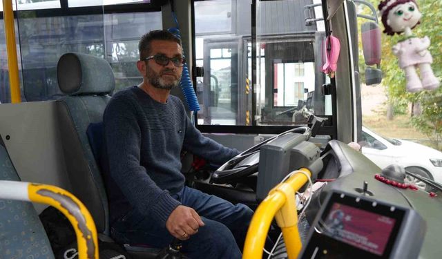 Halk otobüsünde unutulan para dolu çanta sahibine teslim edildi