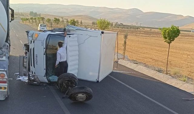Hasankeyf'te kamyonet devrildi: 2 yaralı