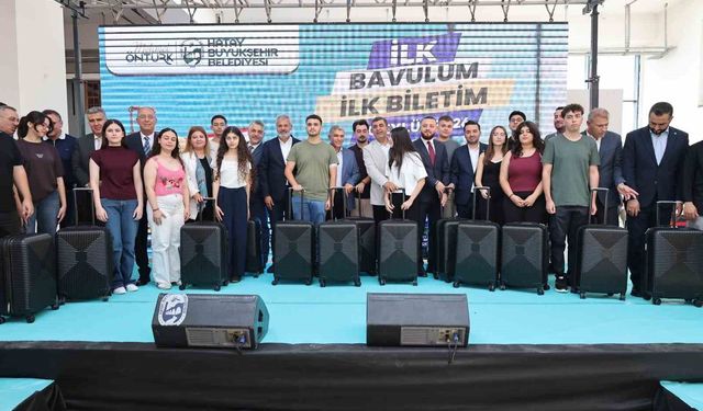 Hatay Büyükşehir Belediyesi, üniversite öğrencilerini bavul ve yol desteğiyle uğurladı