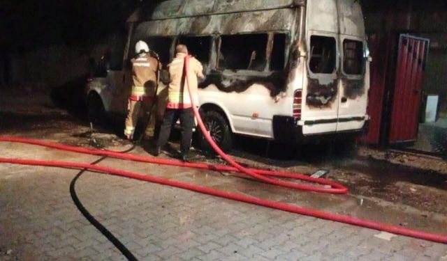 Hatay'da minibüs alevlere teslim oldu