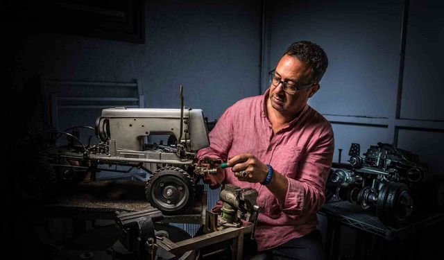 Hurda dikiş makinelerini sanat eserine dönüştürüyor