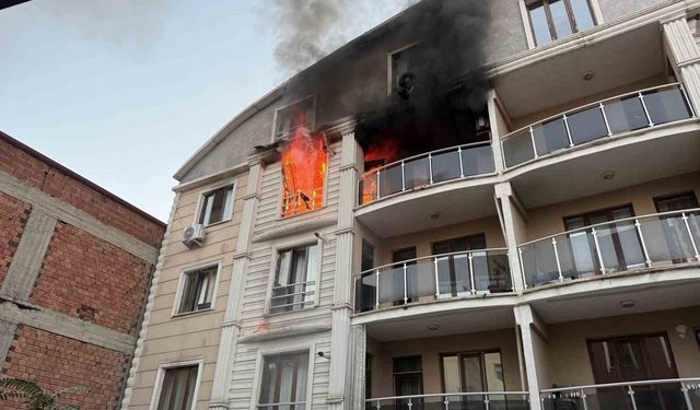 Iğdır'da itfaiye erleri çevresi kapalı olan binadaki yangına güçlükle müdahale etti