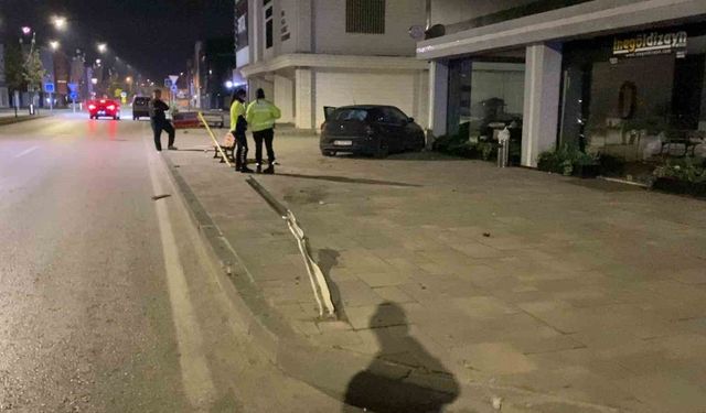 İnegöl'de kontrolden çıkan araç kaldırıma çıktı
