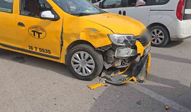 İnegöl'de taksi ile otomobil çarpıştı: 2 yaralı